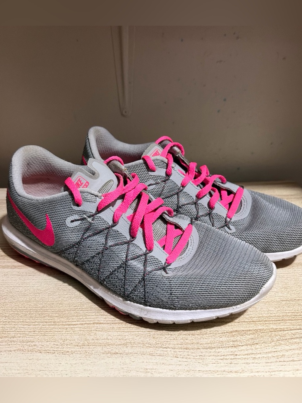 Nike 🔥 Women’s Gray Athletic Sneakers with Hot Pink Accents